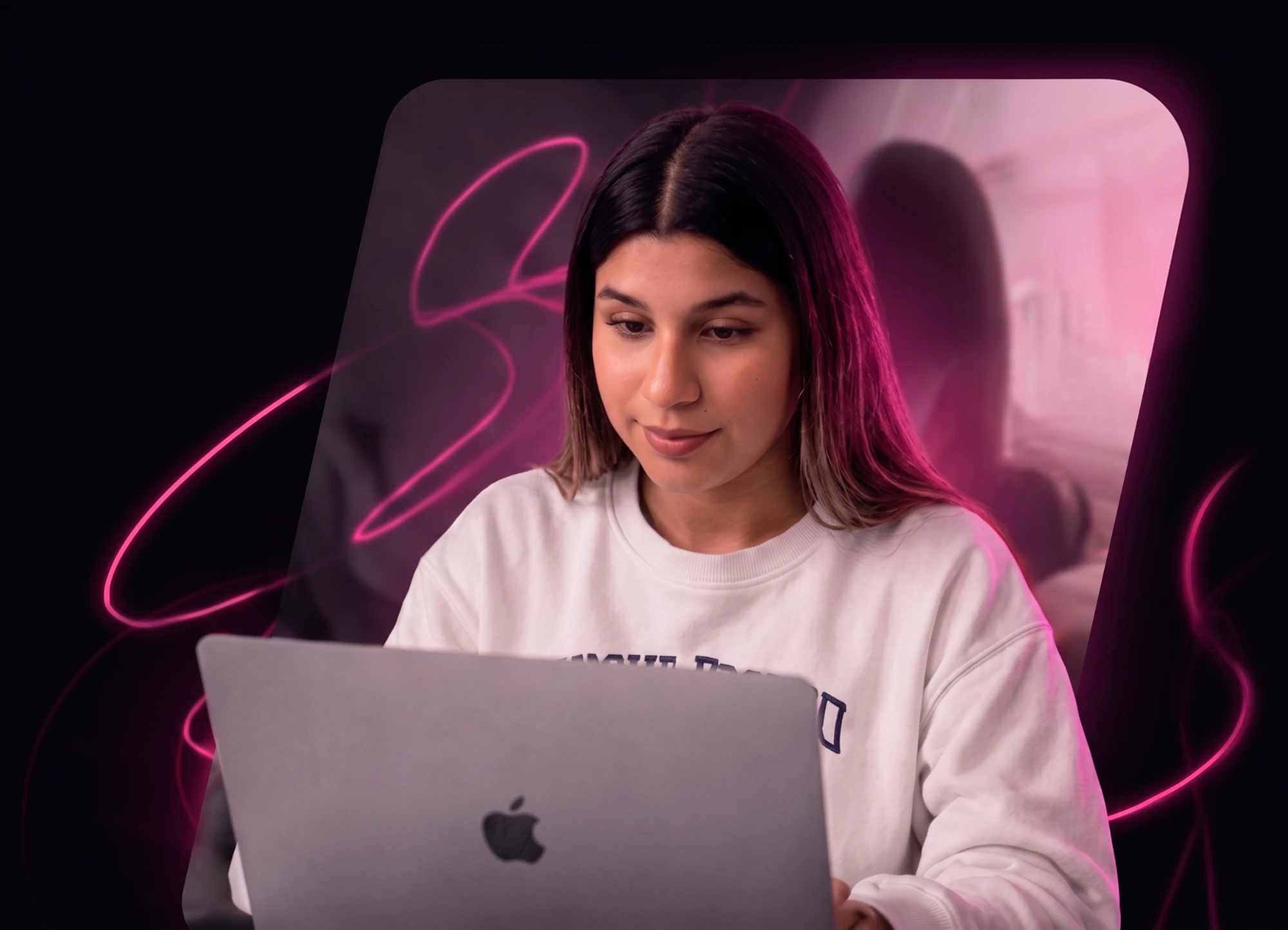 Ana Gabriela, fundadora de AnaInnova, trabajando en su laptop