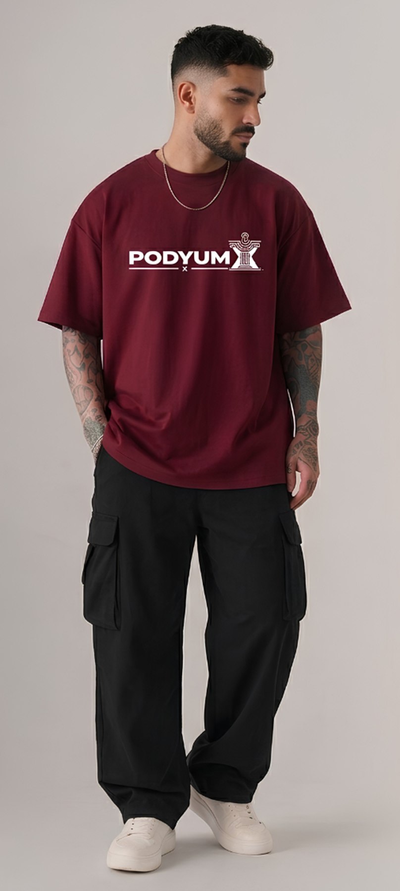 Modelo con camisa oversize PODYUM vinotinto