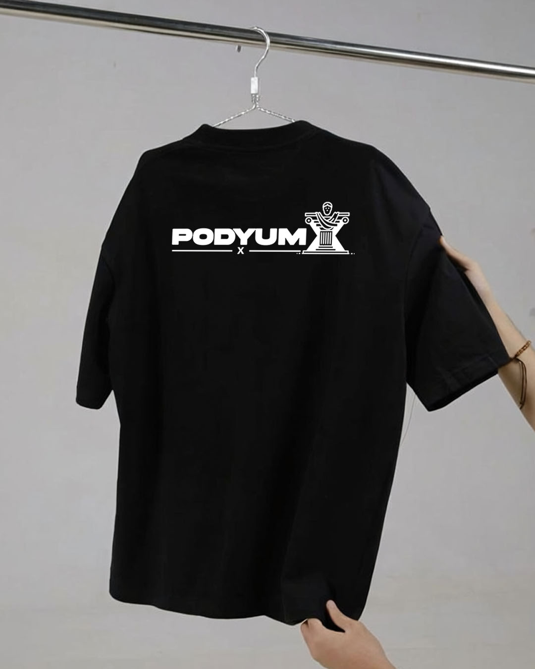 Camisa PODYUM negra vista de espalda