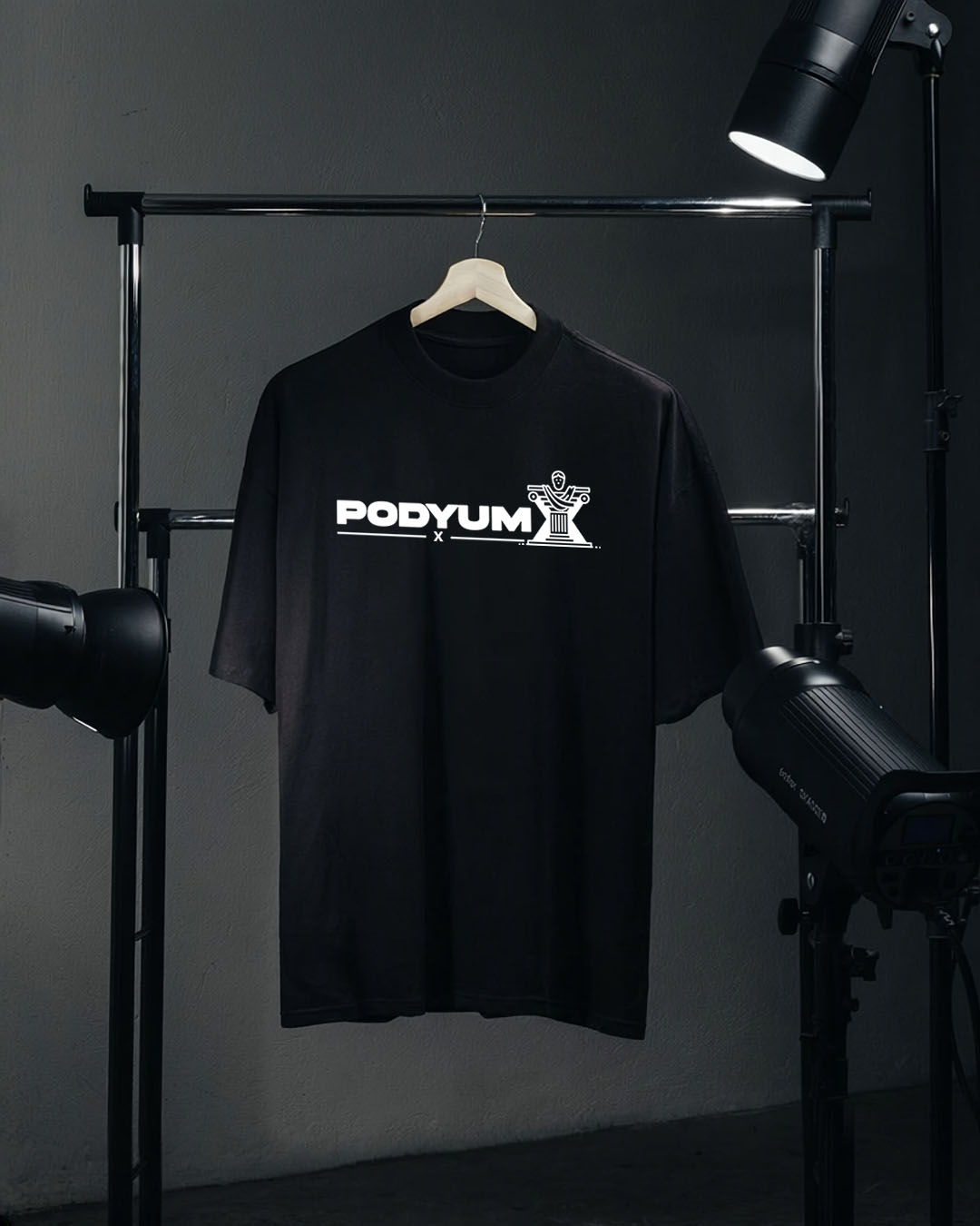 Camisa oversize PODYUM negra en estudio